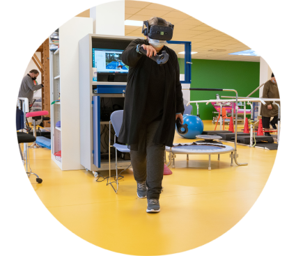 Patient en rééducation utilisant un casque de réalité virtuelle.